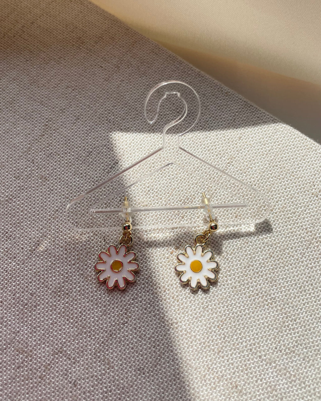 MAISIE | enamel daisy flower earrings