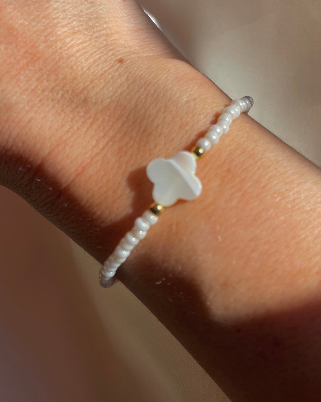 LILA | tiny beaded bracelet with shell pearl clover