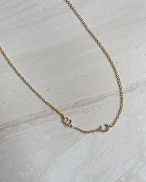 KIRSTEN | Mini sideways initial necklace gold/silver