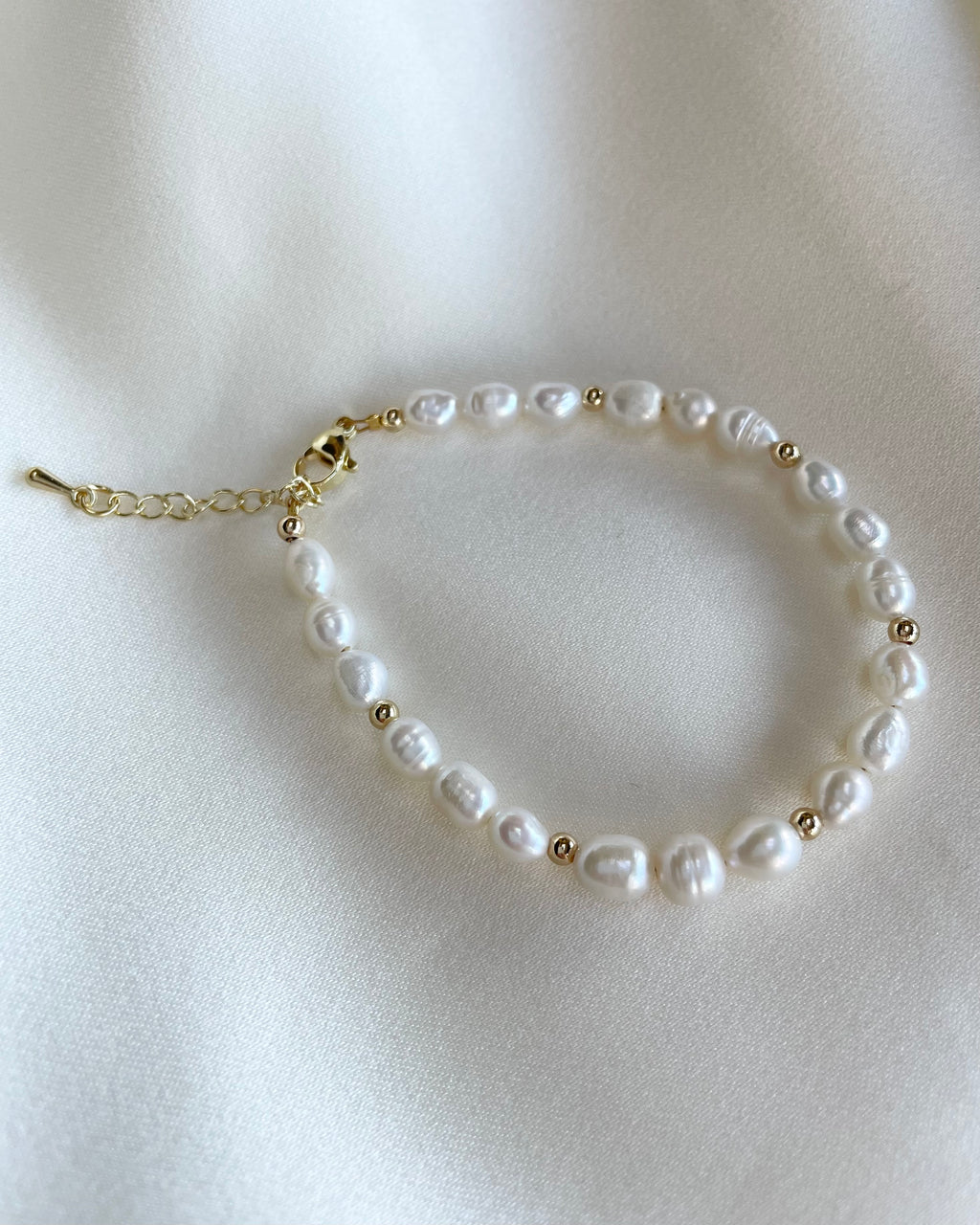 KYLIE | pearl and gold bracelet