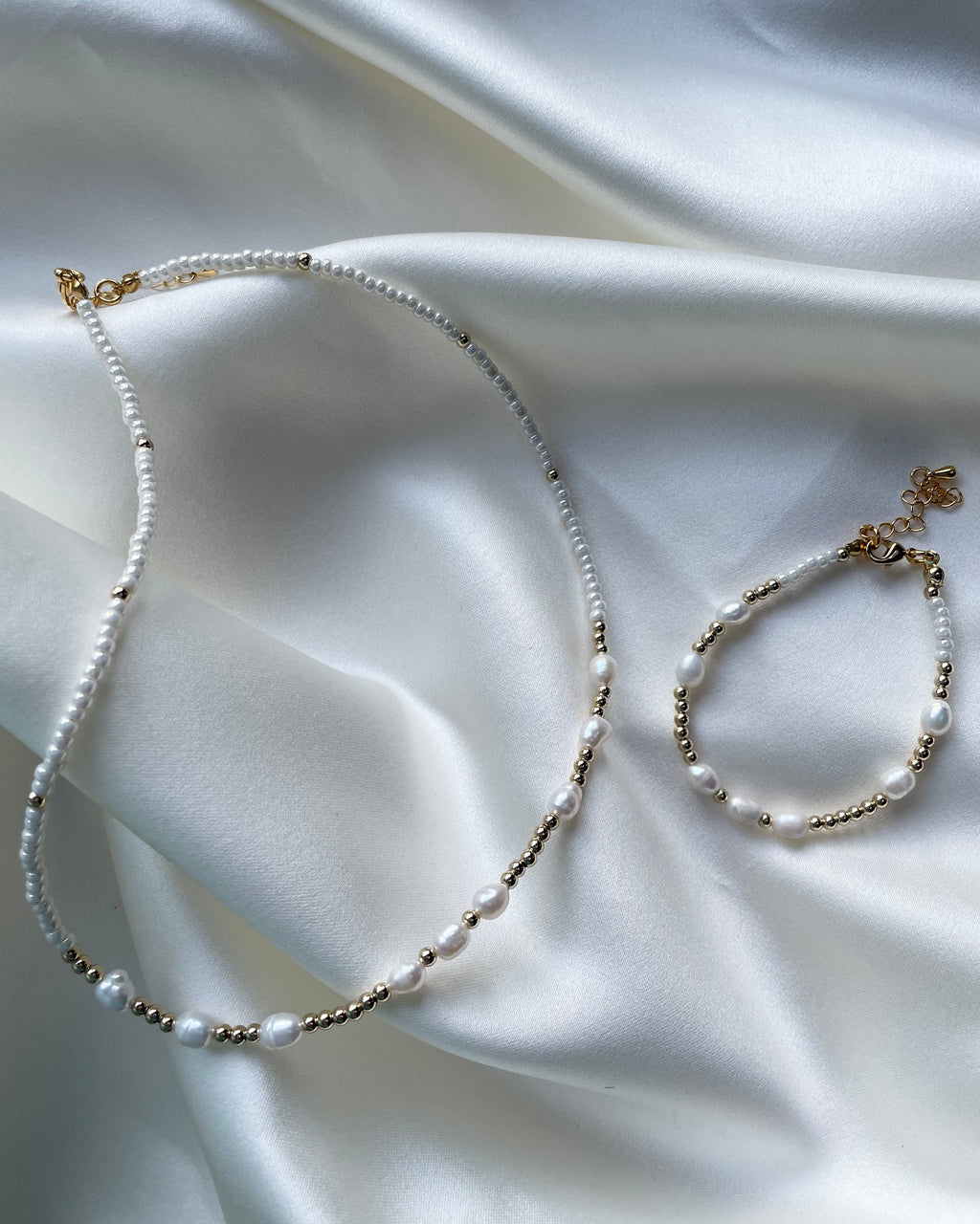 Pearl bracelet and necklace bundle
