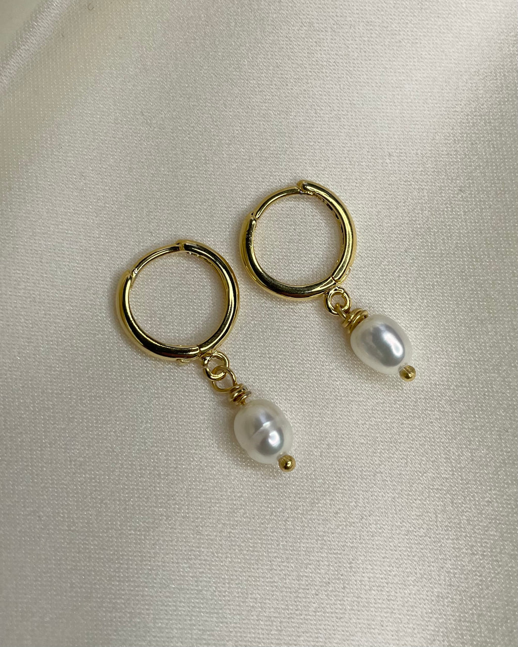 DANIELLE | single pearl hoop earrings